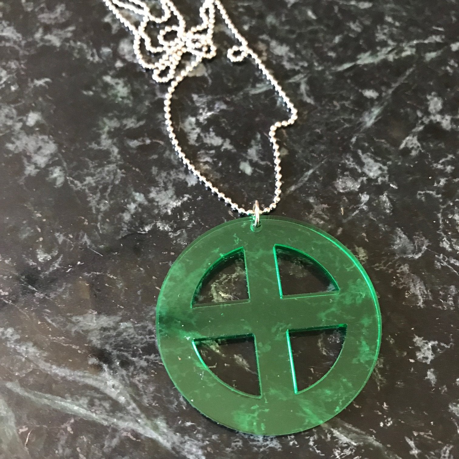 Halsband Earth