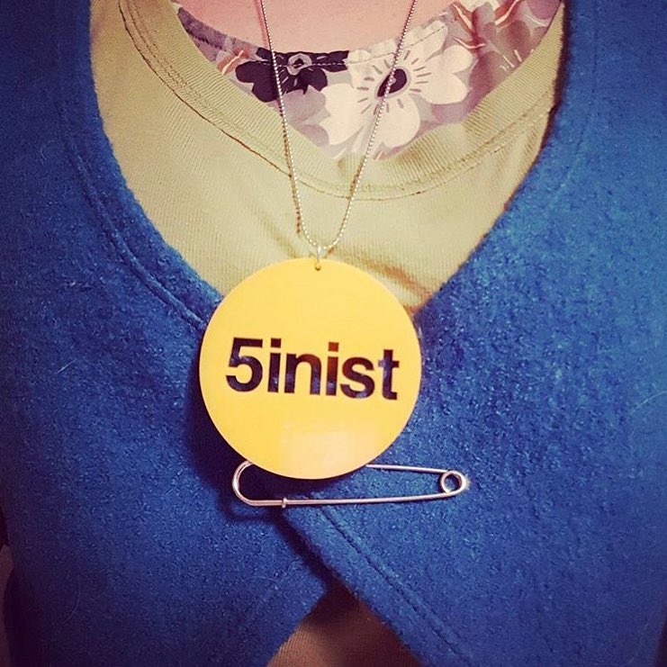 Halsband Feminist Stor