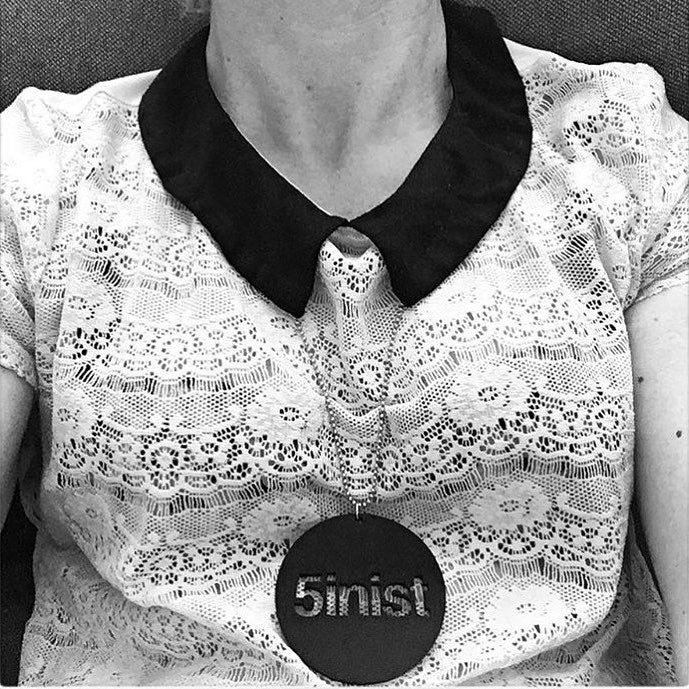 Halsband Feminist Stor